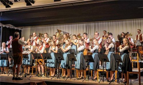 Nahezu 40 Instrumentalisten der Kraiburger Blaskapelle mit ihrem Dirigenten Wolfgang Wieser begeisterten das Publikum. Fotos Blaskapelle