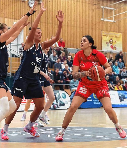 Naseya Parker-Williams (rechts) führte die Wasserburgerinnen in Punkten (16), Rebounds (15) und Assists (4) an.Foto Christian Mühlhofer