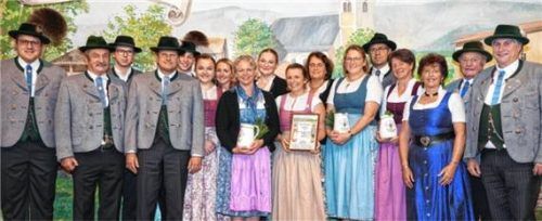 Neuaufnahmen, Geburtstagskinder und Vereinsjubilare wurden bei der Jahresversammlung geehrt. Foto kern