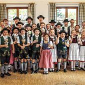 Dirndl und Buam mit Freude bei der Sache