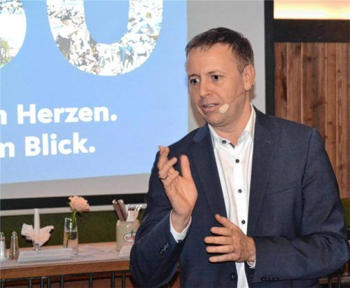 Oberbürgermeister Christian Hümmer stellt sich bei der Bürgerversammlung den Fragen der Traunsteiner. Foto xe