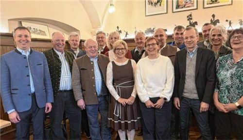Oberbürgermeister Dr. Christian Hümmer (links) ehrt Rentner und Dienstjubilare des Jahres. Foto Stadt Traunstein