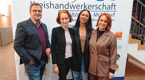 Obermeisterin Nadine Stallwanger (rechts) begrüßte neben (von links) Kreishandwerksmeister Rainer Dachsberger die beiden Referentinnen Daniela Haas und Jenny Welker bei der Versammlung.Foto Maier
