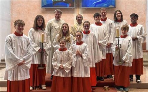 Oberministrant Andreas Spitlbauer mit den beiden Neuen Emilia Klapper und Sophie Götz (von links, vorne) mit Gemeindereferent Alexander Weidinger, Pater John Kuttikottayil und weiteren Ministranten.Foto Rath