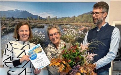 Ökomodell-Gebietsbetreuerin Magdalena Bahr (von links) und Grassaus Bürgermeister Kattari gratulieren Monika Stein zum Gewinn des Moorskulpturenwettbewerbs. Fotos re