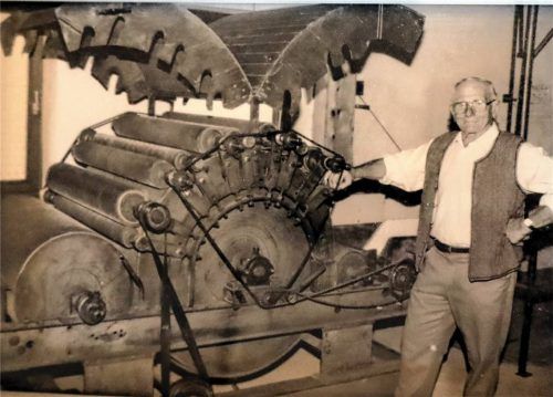 Opa Mathias Höfer vor seiner selbst konstruierten Kardiermaschine aus dem Jahre 1947. Fotos strim