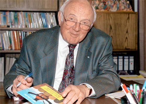 Otfried Preußler an seinem Schreibtisch daheim in Haidholzen. Das Bild entstand im September 1993. Preußler starb am 18. Februar 2013 im Alter von 89 Jahren in Prien. Foto  DPA/Archiv