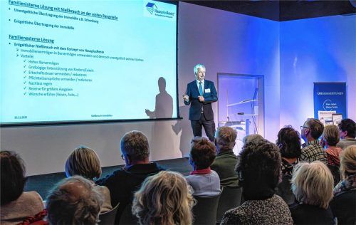 Otto Kiebler, Gründer der HausplusRente GmbH, zeigte dem Publikum anhand von Praxisbeispielen auf, welche Gestaltungsmöglichkeiten die Verrentung bietet. Fotos hohnke