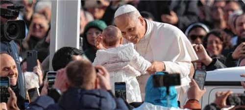 Papst Leo XIV. streichelt im Vatikan ein Baby. Foto dpa