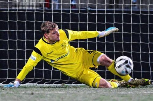 Parade von Erion Avdija: Der Unterhaching-Torhüter blieb bereits sechsmal ohne Gegentreffer.Foto Imago