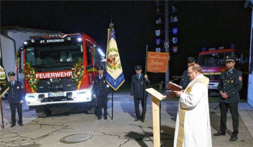 Pater Hans Siegmann segnete das neue Feuerwehrfahrzeug der Feuerwehr St. Erasmus. Es ist ein Allround-Fahrzeug. Ob bei Brand- oder Unwettereinsätzen sowie Verkehrsunfällen wird es in vielen Situationen wertvolle Dienste leisten. Foto bachmaier