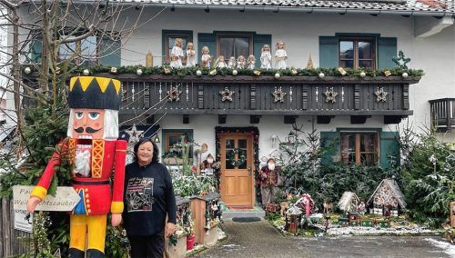 Paula Kraus vor ihrem liebevoll geschmückten Weihnachtshaus.Fotos Kirchner