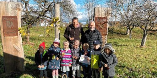 Pavillon mit Kindergartenkindern Foto re