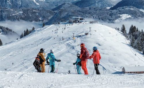 Perfekt präparierte Hänge und Sonnenschein über dem Inntal – hier beginnt der Wintertag mit Tempo und Aussicht.