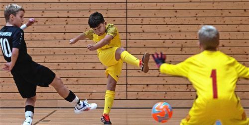 Perfekte Schusshaltung: Die E-Junioren spielten in Bad Reichenhall unter dem Hallendach.Foto Hans-Joachim Bittner