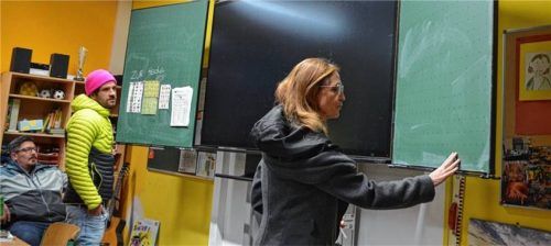 Persönlicher Test: Bürgermeisterin Martina Gaukler prüft die digitalen Tafeln. Foto eder