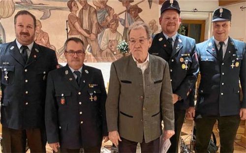 Peter Gessner (Mitte) wurde von (von links) Vorsitzendem Peter Niedermeier, Sepp Baumann, Kommandant Stephan Schlosser und Alois Waldleitner geehrt. Foto re