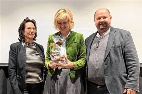 Petra Högl (Mitte) zu Gast im Landkreis bei Kreisbäuerin Katharina Kern und Kreisobmann Sepp Andres.Foto BBV