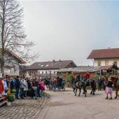 <p>Pfarrer Basta und Diakon Hilger segnen Pferde und Teilnehmer.</p>