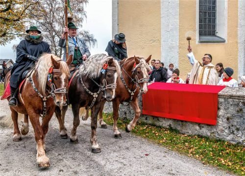 Pfarrer Christoph Rudolph segnete Rösser und Reiter, die mehrfach um die Kirche zogen. Fotos Nitzsche