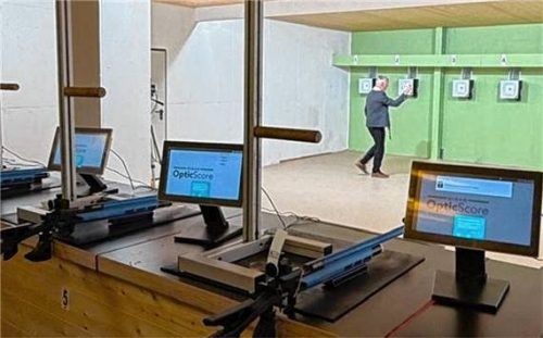 Pfarrer Martin Straßer weihte die neue elektronische Schießanlage ein. Foto wunderlich