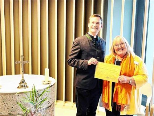 Pfarrer Philipp Werner übergibt die Weihe-Urkunde an Heimleiterin Theresia Meisl.Foto hötzelsperger