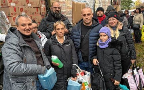 Pfarrer Westermeier (links) beim Verteilen von Hilfsgütern am vergangenen Montag, 17. November, an Flüchtlinge aus der Ukraine in der Stadt Poprad (Slowakei).Foto Junge Leute helfen