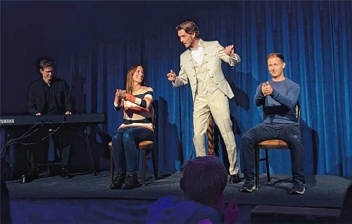 Preisgekrönte Mentalmagie in Rosenheim: Pablo Krause (Dritter von links) mit seinem Pianisten Jonah Stabe (links) und seinen Gästen aus dem Publikum. Foto  Grun