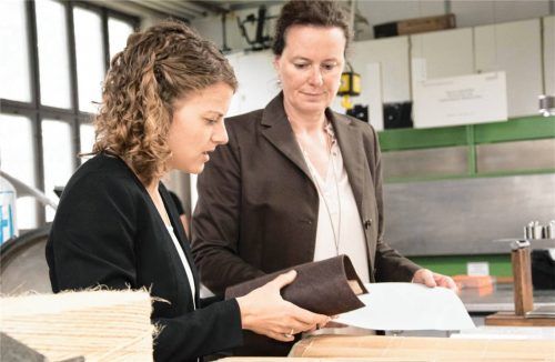 Professorin Sandra Krommes (hinten) bei der Prüfung von Naturfasern im Labor. Sie ist Sprecherin des Projekts „Reale Kreislaufwirtschaft von naturfaserbasierten Werkstoffsystemen“. Foto Max Baudrexl