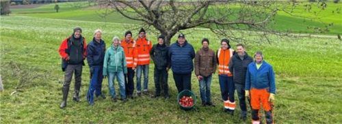 Referenten und Interessierte beim Schnittkurs in Kirchdorf. Foto Gartenbauverein Kirchdorf