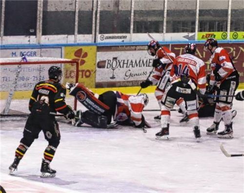 Reichersbeuerns Torwart Kilian Haltmair vereitelt hier eine Torchance von Lukas Golob (verdeckt).Foto Hadersbeck