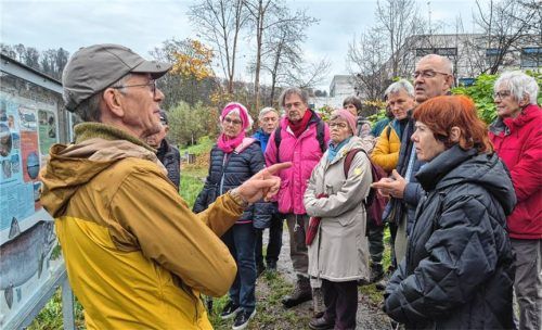 Roland Edl (links) beim Erklären der Infotafel am Inndamm mit Max Finster und Franz Göpfert inmitten der über 20 interessierten Teilnehmer. Foto rieger