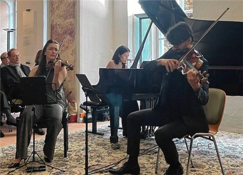 Romantischer Schlusspunkt: Geigerin Kate Maloney, Bratschist Christoph Vandory und Pianistin Mona Asuka im Bibliothekssaal des Chorherrenstifts. Foto kirchner