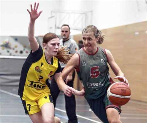 Rosenheims Liisi Sokman (rechts) wird von Emma Steinbicker, die 24 Punkte erzielte, verteidigt.Foto Wolfgang Fehrmann