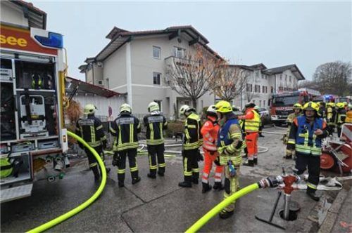 Rund 60 Einsatzkräfte der Feuerwehren Prien und Greimharting waren im Einsatz. Foto Ammelburger
