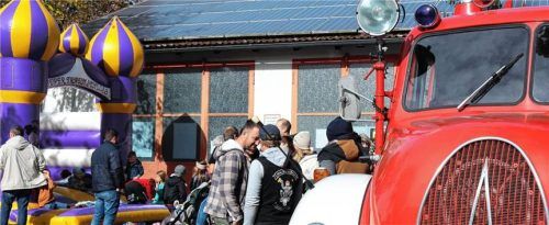 Rund um das Feuerwehrhaus war bei der Jubiläums-Kirta viel geboten.Foto  Maier