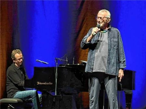 „Sage Nein!“ Jo Barnickel begleitet Konstantin Wecker am Flügel. Foto re