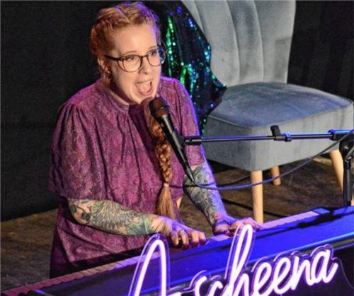 Sara Brandhuber gastierte mit „A scheena Schmarrn“ bei den Rosenheimer Kleinkunsttagen.Foto sieberath