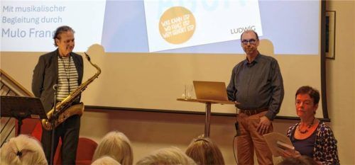 Saxofonist Mulo Francel (links) umrahmte musikalisch die Buchpräsentation von Rüdiger Braun zur „Zukunft unseres Wassers“. Rechts: Bibliotheksleiterin Susanne Delp. Foto friedrich