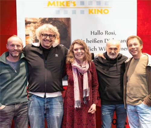 Schauspieler Florian Brückner (links), Regisseur Marcus H. Rosenmüller (Zweiter von links), und Kameramann Stefan Biebl (rechts) kamen zum Pumuckl-Filmgespräch in Mike‘s Kino in Prien. Sehr zur Freude von den Inhabern Martina und Mike Engel. Foto Tanja Bürger Herzbild