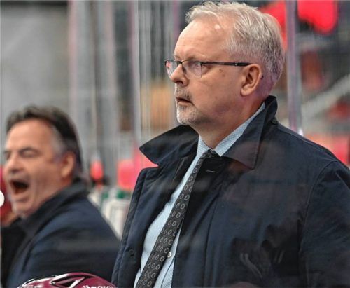 Schaut genau hin: Starbulls-Trainer Jari Pasanen.Foto Hans-Jürgen Ziegler