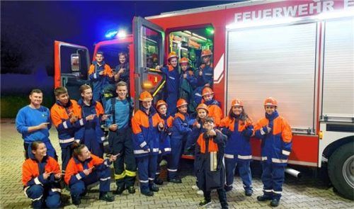 Schönes Miteinander: Ältere Mitglieder begrüßen die neuen Jugendfeuerwehrler.