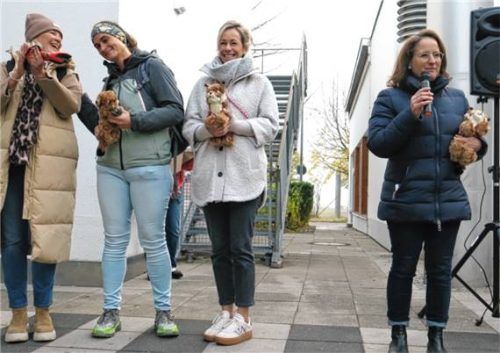 Schulleiterin Renate Bruckmeier (rechts) präsentiert das BYLES-Maskottchen „FiLBY“.Foto baumann