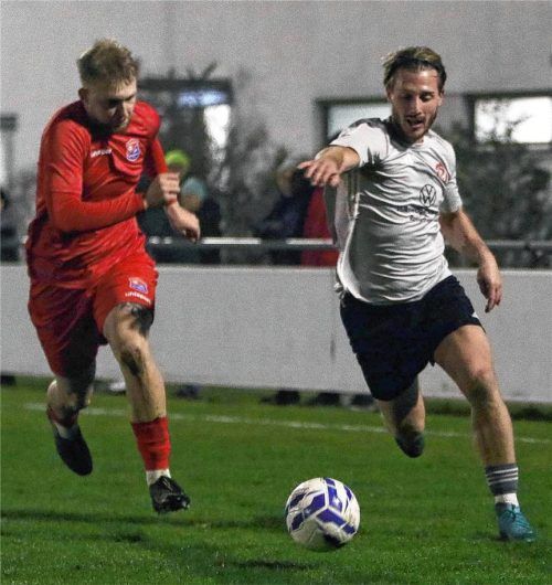 Sechziger-Siegtorschütze Leon Tutic (rechts) im Laufduell mit Hachings Andreas Schweinsteiger, der früher im Rosenheimer Nachwuchs spielte.Foto Wolfgang Fehrmann