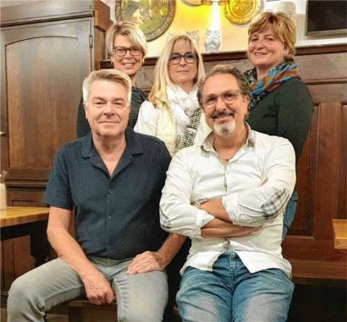 Sehen positiv in die Zukunft des Friseurhandwerks: (hinten von links) Christiana Bock, Gitti Gaida, Sylvia Burgemeister sowie (vorne von links) Stefan Mashold und Thomas Fuchs. Foto kreishandwerkerschaft Rosenheim