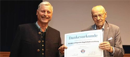 Seit 25 Jahren unterstützt der Rosenheimer Hagelforschungsverein die Kolleginnen und Kollegen im benachbarten Kufstein. Mitbegründer des Hagelabwehr- und Forschungsvereins in Tirol, Professor Walter J. Mayr (rechts), überreichte dem stellvertretenden VorsitzendenJosef Bodmaier eine Urkunde als Dank.Foto Landratsamt Rosenheim