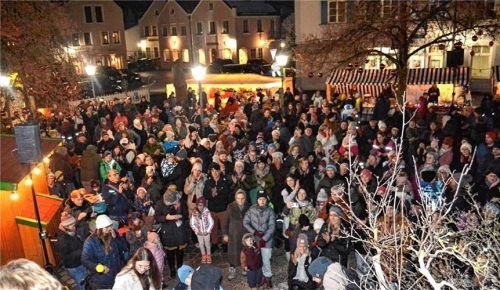 Seit 37 Jahren ist der Buchbacher Christkindlmarkt eine gute Gelegenheit, um sich auf die Weihnachtszeit einzustimmen. Foto rampl