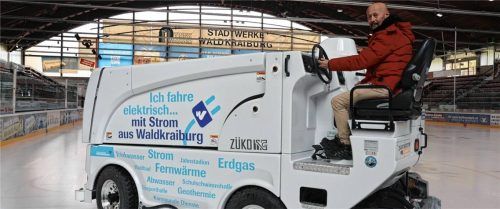 Seit fast 40 Jahren in der Eishalle Waldkraiburg dabei: Jürgen Szczuka. Foto Lohmann