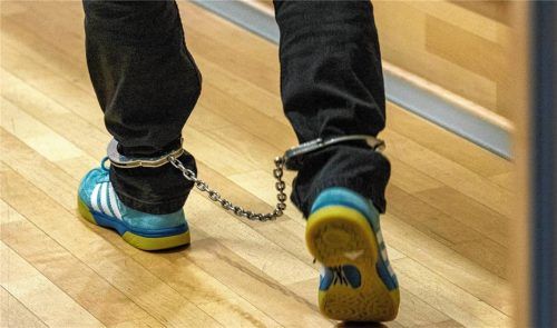 Seit seiner Verhaftung im Juli 2025 sitzt der 24-jährige Waldkraiburger in Haft. Er wurde in Fußfesseln in den Gerichtssaal geführt. Foto Dpa