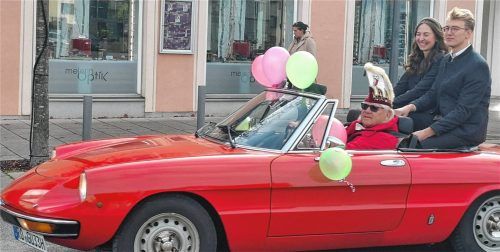 Senator Günter Gruber fuhr das Prinzenpaar Lisa Lederer und Marinus Halbig mit seinem Cabrio auf den Marienplatz. Fotos Hecht